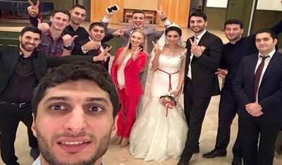 Kilsədə şəkil çəkdirən millimizin üzvü xristianlığı qəbul edib? - 2 FOTO