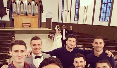 Kilsədə şəkil çəkdirən millimizin üzvü xristianlığı qəbul edib? - 2 FOTO