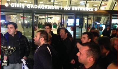 Üçqat Avropa çempionu olan millimiz vətənə döndü - FOTOLAR