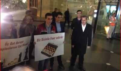 Üçqat Avropa çempionu olan millimiz vətənə döndü - FOTOLAR