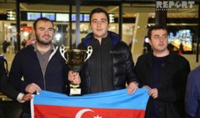Üçqat Avropa çempionu olan millimiz vətənə döndü - FOTOLAR