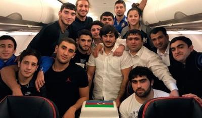 Millimizə üzərində Azərbaycan bayrağı olan tort hədiyyəsi - 2 FOTO