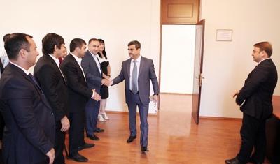 Sadıq Sadıqov görüş zamanı yumruğunu yuxarı qaldırdı - FOTO