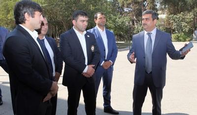 Sadıq Sadıqov görüş zamanı yumruğunu yuxarı qaldırdı - FOTO