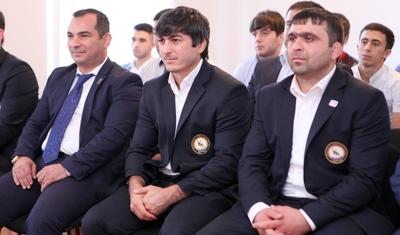 Sadıq Sadıqov görüş zamanı yumruğunu yuxarı qaldırdı - FOTO