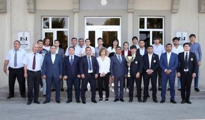 Sadıq Sadıqov görüş zamanı yumruğunu yuxarı qaldırdı - FOTO