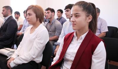 Sadıq Sadıqov görüş zamanı yumruğunu yuxarı qaldırdı - FOTO