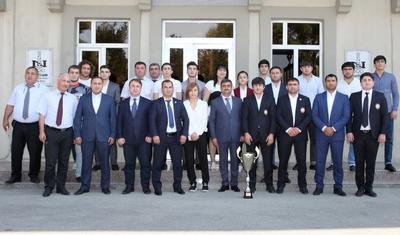 Sadıq Sadıqov görüş zamanı yumruğunu yuxarı qaldırdı - FOTO