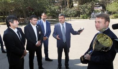 Sadıq Sadıqov görüş zamanı yumruğunu yuxarı qaldırdı - FOTO