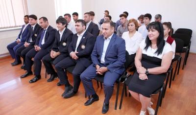 Sadıq Sadıqov görüş zamanı yumruğunu yuxarı qaldırdı - FOTO