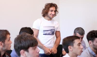 Sadıq Sadıqov görüş zamanı yumruğunu yuxarı qaldırdı - FOTO