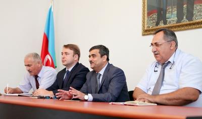 Sadıq Sadıqov görüş zamanı yumruğunu yuxarı qaldırdı - FOTO