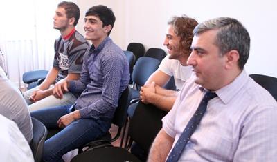 Sadıq Sadıqov görüş zamanı yumruğunu yuxarı qaldırdı - FOTO