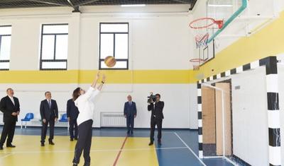 İlham Əliyev və xanımı basketbol oynadı - FOTOLAR