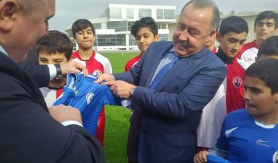 Evinə gəl, əsl futbolu sev!