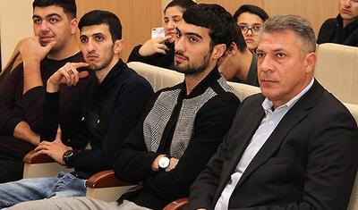 Mahir Mədətov harda qız görür… Telefon ona lazım olur