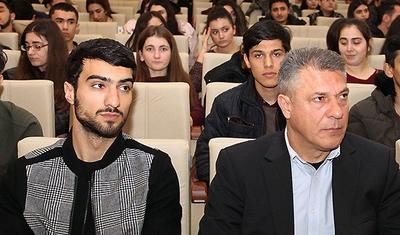 Mahir Mədətov harda qız görür… Telefon ona lazım olur