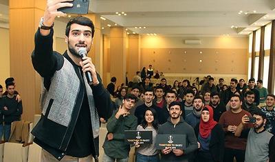 Mahir Mədətov harda qız görür… Telefon ona lazım olur