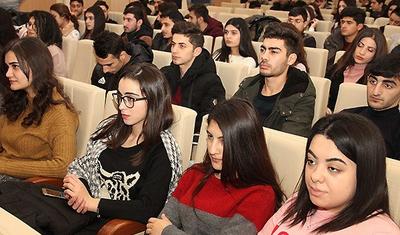 Mahir Mədətov harda qız görür… Telefon ona lazım olur