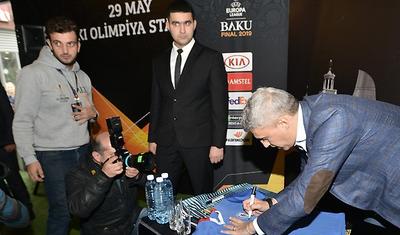Bakıda dünya ukluzu üçün böyük növbə yarandı - FOTOLAR