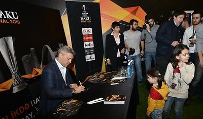Bakıda dünya ukluzu üçün böyük növbə yarandı - FOTOLAR