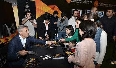 Bakıda dünya ukluzu üçün böyük növbə yarandı - FOTOLAR