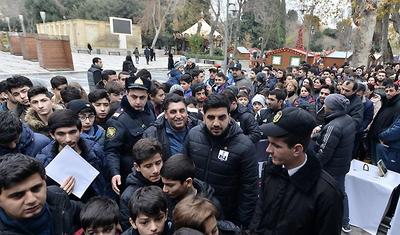 Bakıda dünya ukluzu üçün böyük növbə yarandı - FOTOLAR