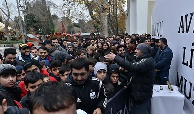 Bakıda dünya ukluzu üçün böyük növbə yarandı - FOTOLAR