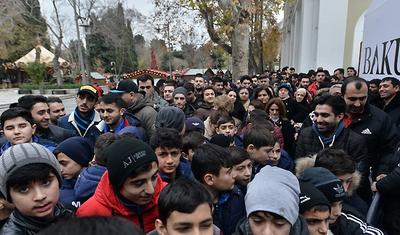 Bakıda dünya ukluzu üçün böyük növbə yarandı - FOTOLAR