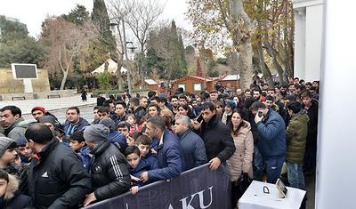 Bakıda dünya ukluzu üçün böyük növbə yarandı - FOTOLAR