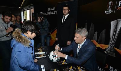 Bakıda dünya ukluzu üçün böyük növbə yarandı - FOTOLAR