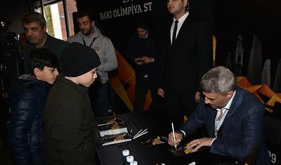 Bakıda dünya ukluzu üçün böyük növbə yarandı - FOTOLAR