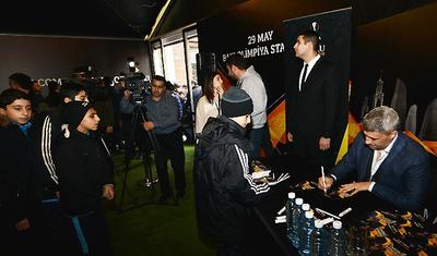 Bakıda dünya ukluzu üçün böyük növbə yarandı - FOTOLAR