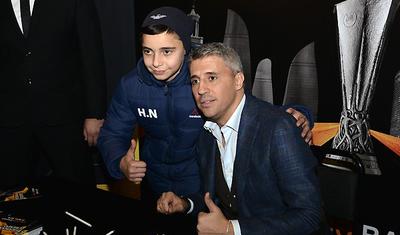 Bakıda dünya ukluzu üçün böyük növbə yarandı - FOTOLAR