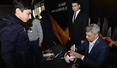 Bakıda dünya ukluzu üçün böyük növbə yarandı - FOTOLAR