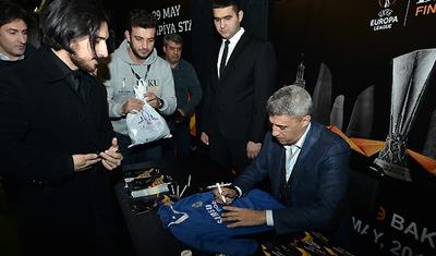 Bakıda dünya ukluzu üçün böyük növbə yarandı - FOTOLAR