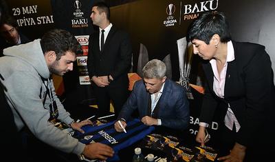 Bakıda dünya ukluzu üçün böyük növbə yarandı - FOTOLAR