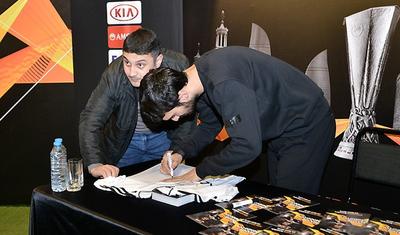 LENT - Azərbaycan millisinin futbolçularına imza atdırdılar