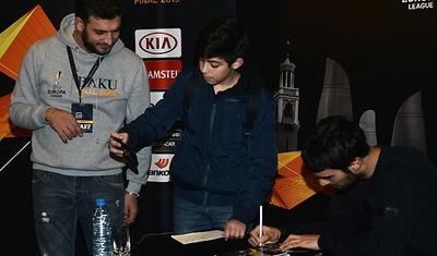 LENT - Azərbaycan millisinin futbolçularına imza atdırdılar