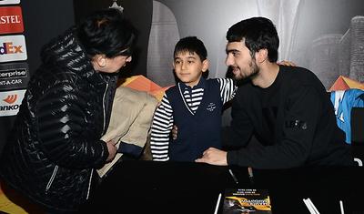 LENT - Azərbaycan millisinin futbolçularına imza atdırdılar