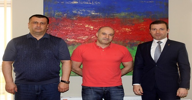 Zaur Axundovun "kötəklənməsi"
