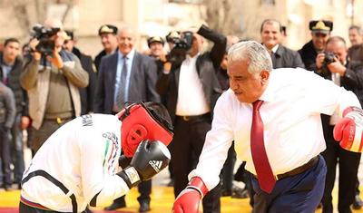 İcra başçısı rinqdə qarşısına çıxan şəxsi yumruqladı