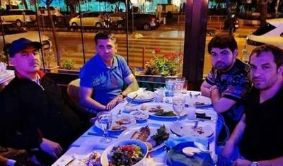 "Kəpəz"in şefi atasıyla məşhur restoranların birində - FOTO