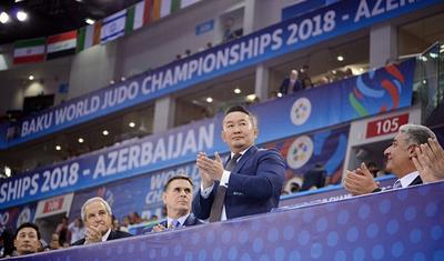 Monqolustan prezidenti Bakıda DÇ oyunlarını izlədi - FOTOLAR