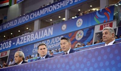 Monqolustan prezidenti Bakıda DÇ oyunlarını izlədi - FOTOLAR