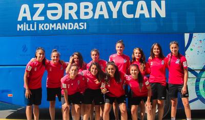 Millimizin qızları tullantılardan düzəldilən topla "oyun çıxartdı" - FOTOLAR