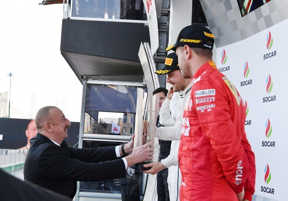 İlham Əliyev Formula 1-in qaliblərini mükafatlandırdı - VİDEO