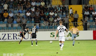 “Qarabağ”ın matçında meydana girən və Rəşadın üstünə qaçan - VİDEO+FOTOLAR
