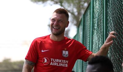 Bəlkə "Neftçi"nin bu oyunçusu Nazpərinin klipinə çəkilsin? - FOTOLAR