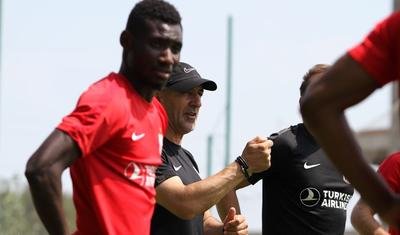 Bəlkə "Neftçi"nin bu oyunçusu Nazpərinin klipinə çəkilsin? - FOTOLAR